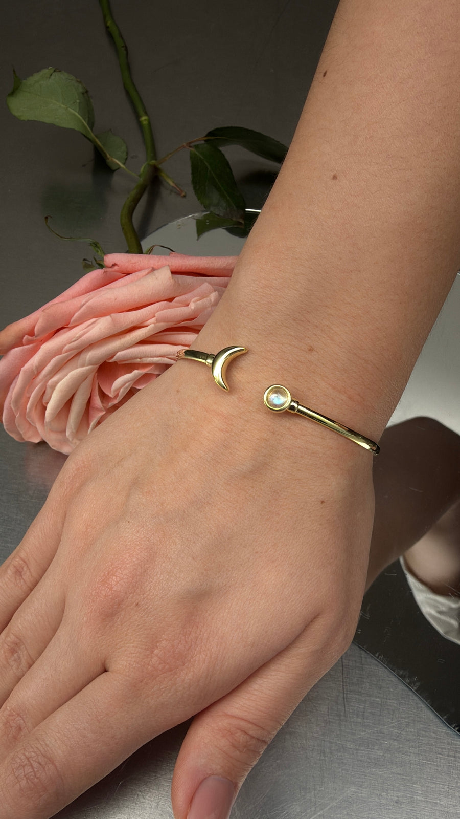 سوار من حجر القمر عيار 14 (شكل القمر)