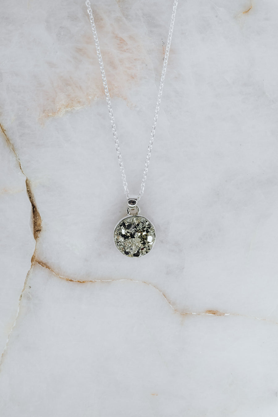 Collier rond en argent et en Pyrite
