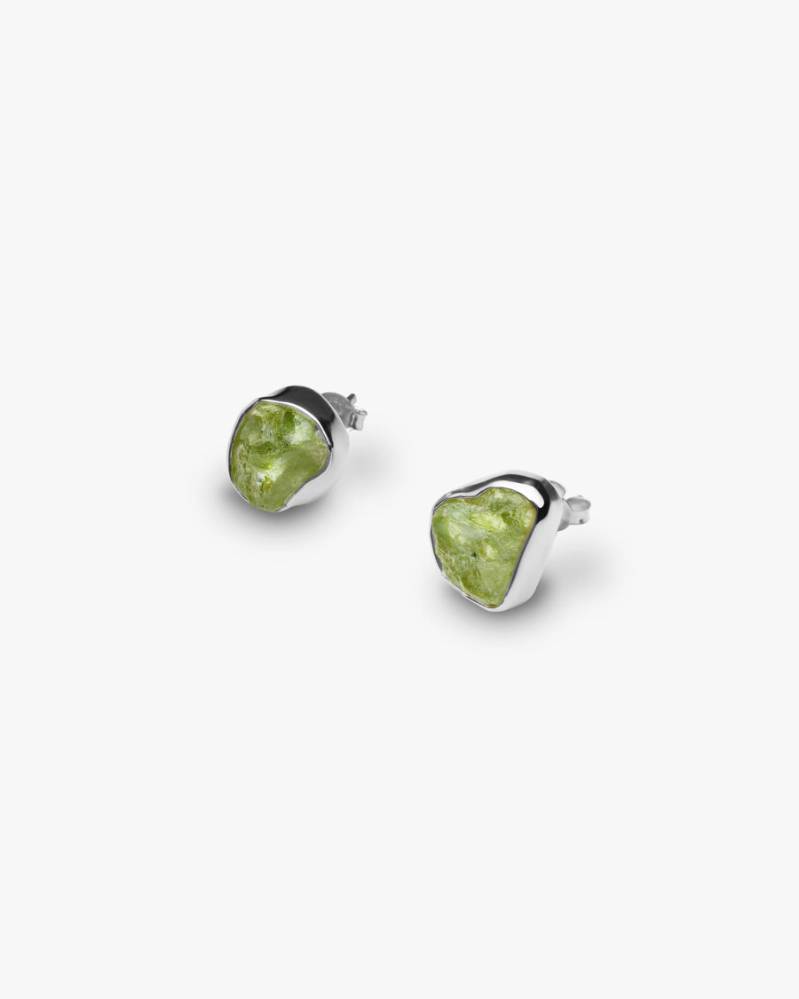 Boucles d'oreilles cloutées en argent et en péridot